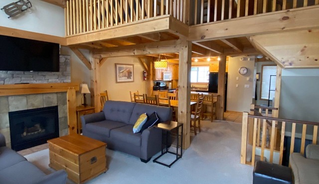 Prime Ski-in/Ski-out Large Family-Friendly Chalet at Big White w/Hot Tub.