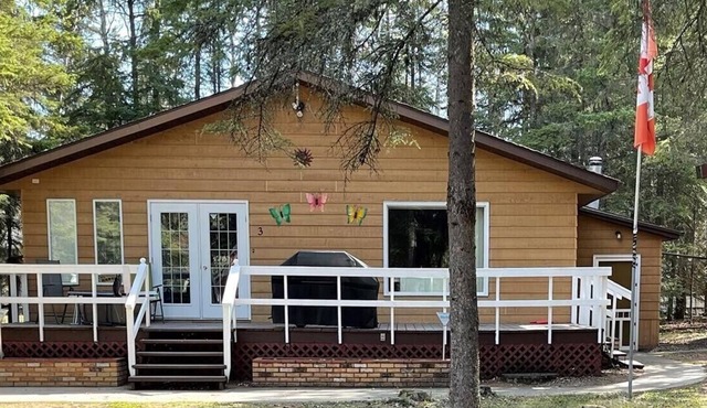 Privacy galore! Beautiful lake home nestled in the forest, near all amenities:-) in Candle Lake