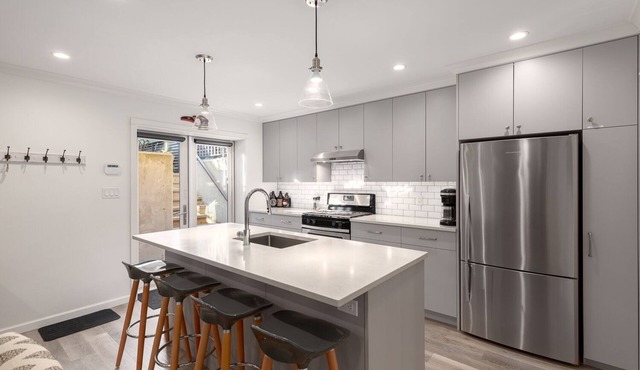 Private apartment in the quiet community of North Vancouver Lynn Valley