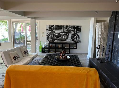Private Bedroom, Powder Room, Shower, Outdoor Pool, Hot Tub