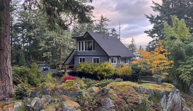 Private Cabin w/Hot Tub Near Beaches & Trails 30 min from Victoria King Bed