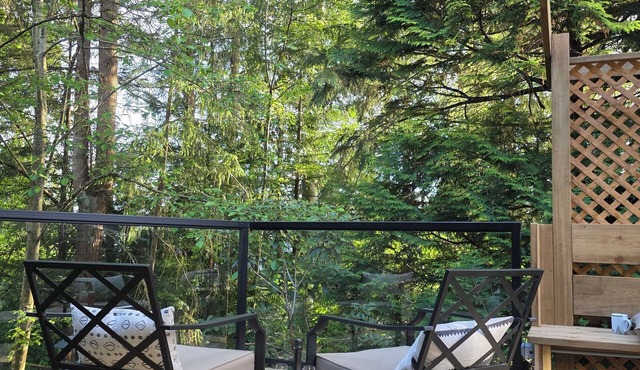 Private Creekside Garden Suite - Patio, Deck, BBQ & Free Parking. Pet Friendly.