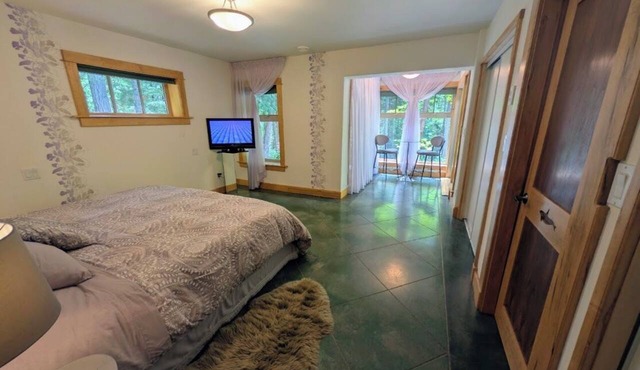 Private Guest Room with Separate Entrance | 30 Min to Downtown Victoria in Victoria