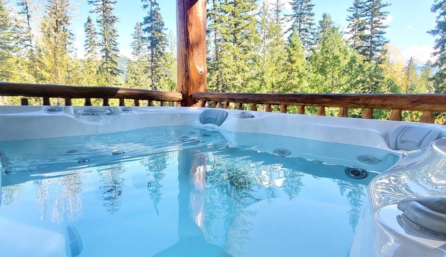 Private Hot Tub & BBQ, Open-Plan Living, Walk to Resort & Trails, Portable AC