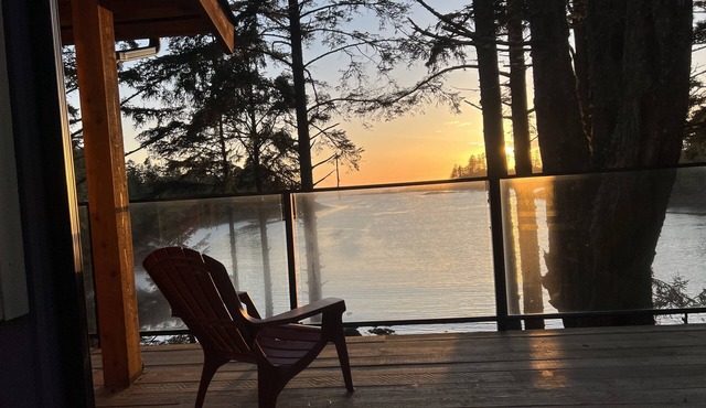 Private Hot Tub! Oceanfront Cabin With Views! ⎮ Surf Grass in Ucluelet