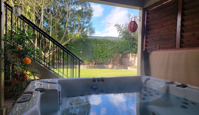 Private Hot Tub Retreat w/Fire Table/ Games Room & AC