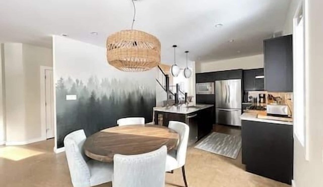 Private Hot tub/Spacious Retreat/Walk Downtown