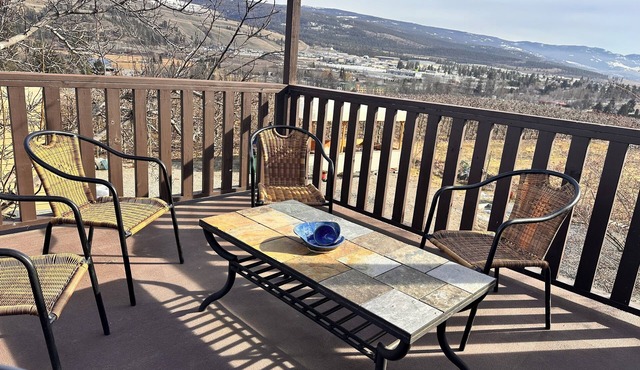 Private large 3-bedroom 2nd floor suite in enchanting Lake Country house with AC in Lake Country