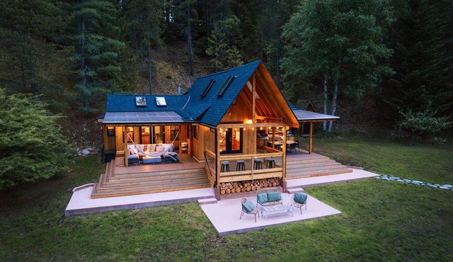 Private Luxury Lake House on large waterfront property with fire-heated hot tub
