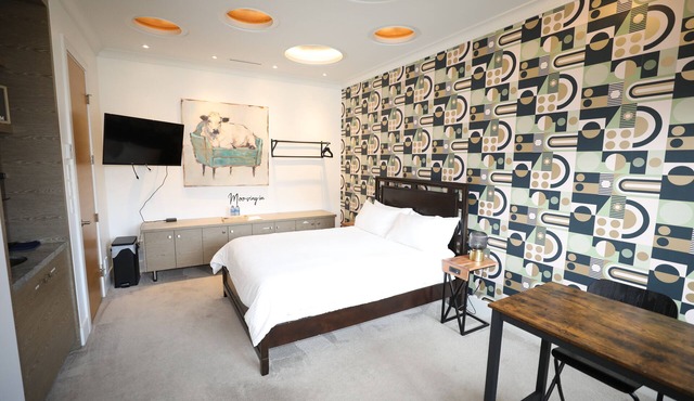 Private Modern Suite 15min from YVR self check in