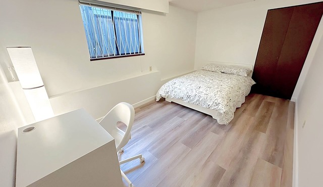 Private Room for 1 Guest, 2933 E 8th Ave, Vancouver, M3