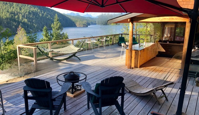 Private Secluded Cabin, Private Dock, Beach and Water Access, Stunning Lake View in Garden Bay