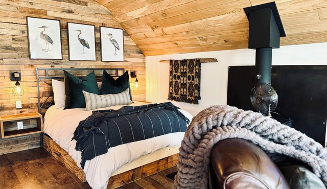 Private studio, beach access, hot tub, storm watching pet friendly - Heron Suite in Powell River