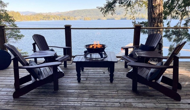 Private Waterfront Lakehouse on Sproat Lake. Quiet and Serene, Easy Access.