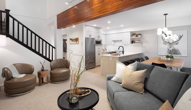 Professionally Renovated throughout during Fall 2022! Single Garage, walk to slopes. Exquisite