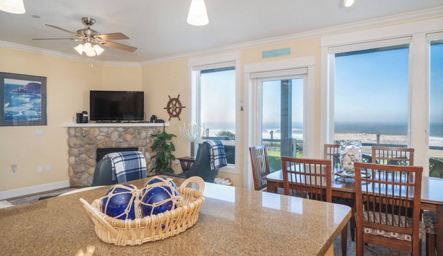 Promo! Oceanfront Condo with Private Hot Tub, Indoor Pool, Free Wifi and More! in Lincoln City