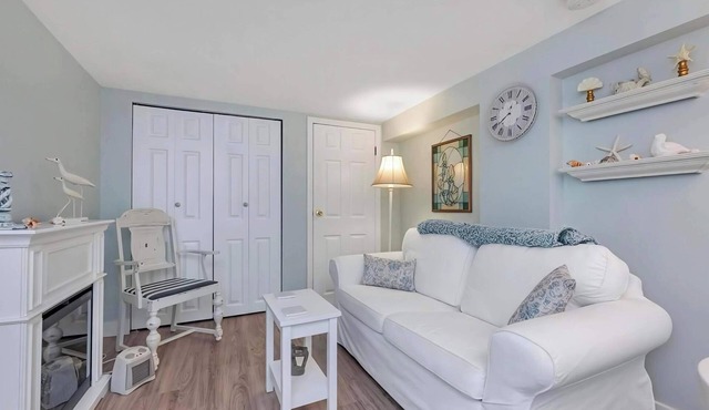 Quaint 1 Bedroom Suite, Victoria, BC