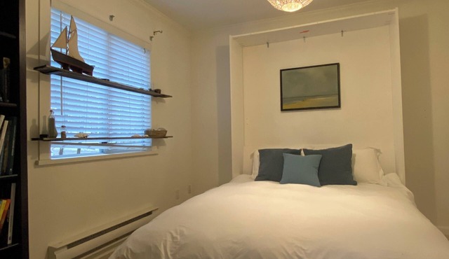 Quaint 2-bedroom garden suite near transit, trails, family-friendly vibe & hikes