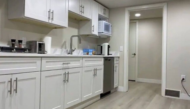 Quiet and cosy get away suite in Point Grey Vancouver BC, near UBC and beach.