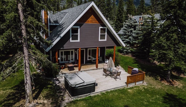 Quiet Cabin in the Mountains with a hot tub, CookHouse & all you need in nature!
