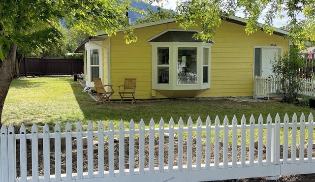 Quiet, cozy, 3-bedroom house, minutes away from Lake and wineries. Pet-friendly!