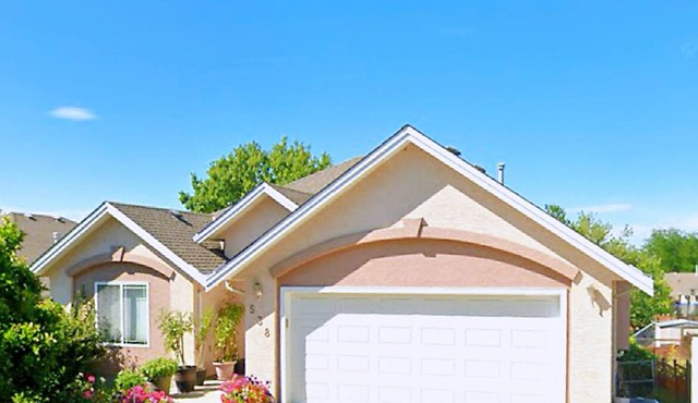Quiet & cozy private basement suites 2 bedroom/3beds/1 bath separated entrance