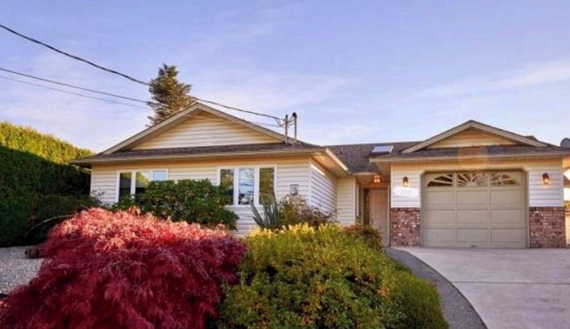 Quiet, private, bungalow w fenced yard.