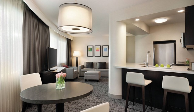Radisson Hotel Vancouver Airport - Apartment Suites 1King Bedroom - Full Kitchen