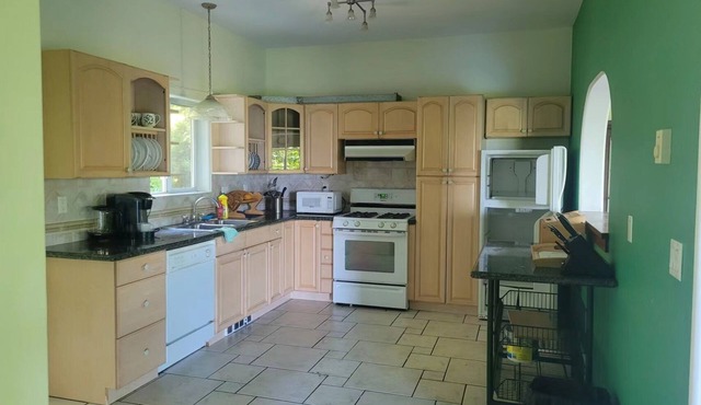 rainforest suit with a king size bed Ocean views and 10 minutes to private beach in Powell River