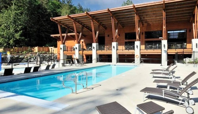 Ravenwood Cottage at Cultus with Pool & Hot Tub