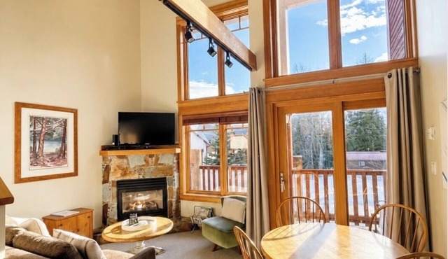 Red Mtn views, walk to lift, 2 bed, 2 bath condo. Fireplace!
