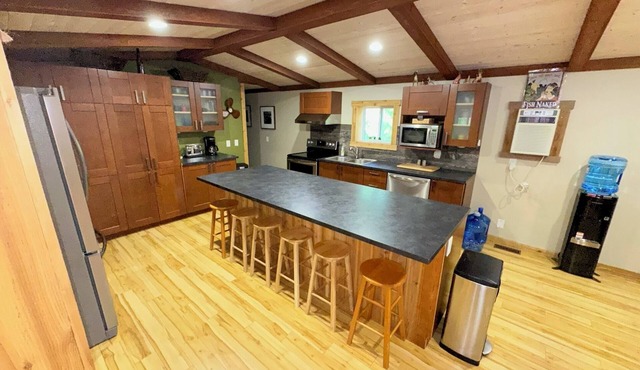 Reenie’s Rustic Retreat - Walking distance to beach, Pet friendly!
