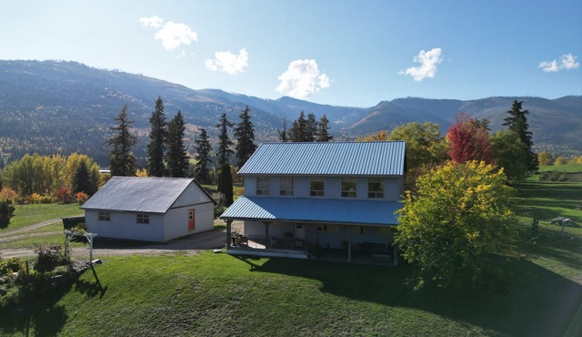 Relaxing Blue House on the Farm, 8 minutes from the lake!