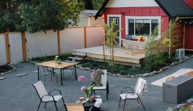 Relaxing Cabin Retreat in Shawnigan Lake & Pet Friendly!