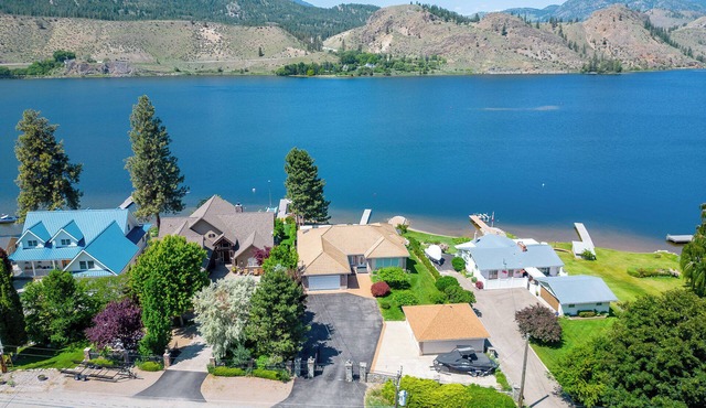 Relaxing Lakefront Bungalow Suite 2 Bedrooms – Steps from Skaha Shoreline