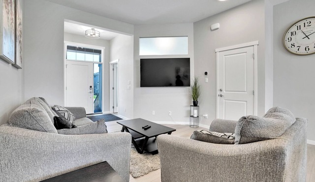 Remote Work Ready-2/Kitchens-2/AC/Lake Access/Near South Health Campus/Games in Calgary