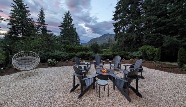 Renovated Shuswap Lake Family Retreat | Walk to Lake | Private