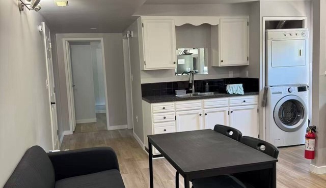 Renovated Suite 6 Minutes to UVIC and Beach – Modern Comforts & Pet-Friendly