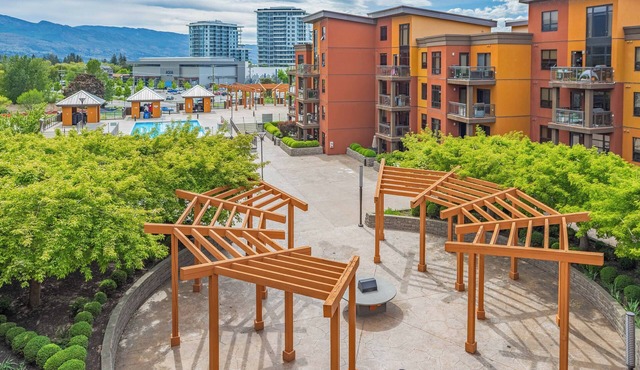 Resort Living Across from the Lake: Pool, Hot Tub, Gym & 3BR !