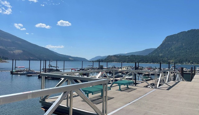 Retreat on Mara Lake. 3 bedroom, 2 bathroom condo with BOAT SLIP and Pool