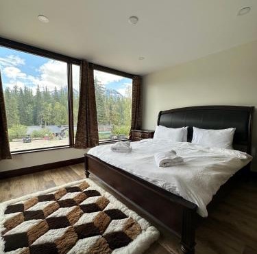 River Safari Mountain View Suite
