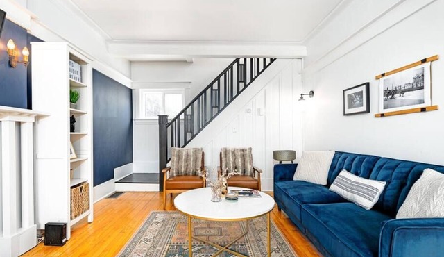 Riverdale. Sleeps 5. 5 Min to DT. 2 BD 1 Bath.