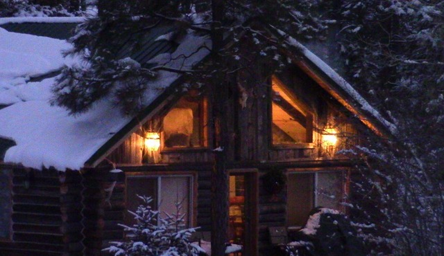 Riverfront Log Cabin, minutes away from your outdoor adventure in Questa