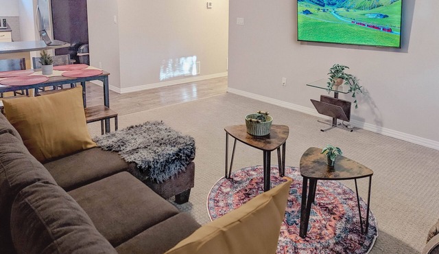 Riverside Retreat: 2 Bed 1 Bath Guesthouse in Highlands with workspace!