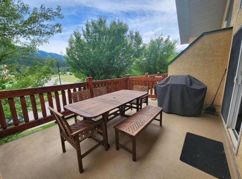 Riverside Way by Fernie Lodging Company