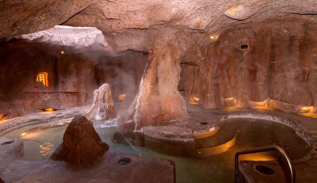 Rockies Room with Access to Grotto Hot Pools!
