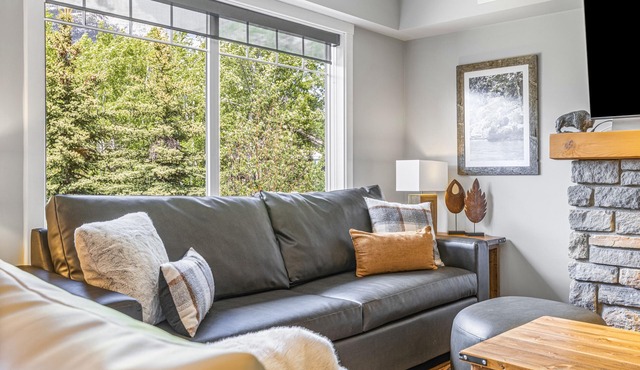 Rocky Mountain Condo, Grotto Mtn Views, Hot Tub