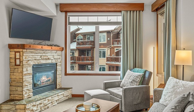 Romantic Mountain Escape – Outdoor Hot Tubs & Private Balcony!