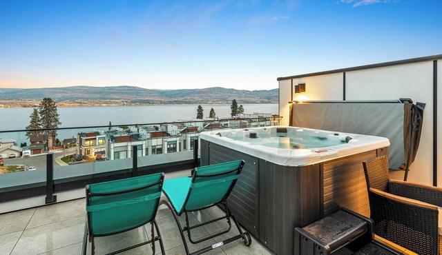 Roof Top Patio w/private beach! 5 minutes to downtown Kelowna & sleeps 15 people