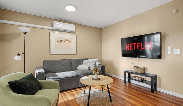 Roomy 3-Bed Downtown, AC, Heated Underground Parking, Near Saddledome & Stampede